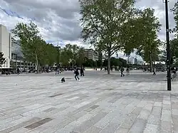 Now with a pedestrian space at the south side of the monument