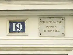 A plaque indicating Toulouse-Lautrec once lived in the building at 19 bis rue Pierre-Fontaine