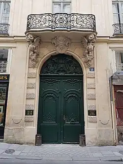 Door of the Hôtel de Chenizot&nbsp;[fr], Paris, by Pierre Vigné de Vigny&nbsp;[fr], 1719