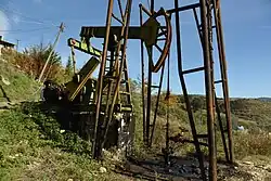 Puits pétrolier dans les environs de Berat, en Albanie