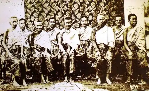 Daughters of King Rama II and King Rama III wearing a pha biang in the 1800s