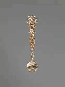 A so-called "Boule de Genève" with a matching chatelaine covered in white pearls. Amsterdam Museum