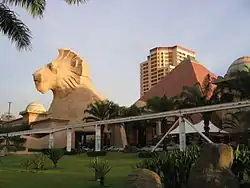 Sunway Pyramid is one BRT Sunway Line route. Photo showed the defunct Sunway Monorail 3&nbsp;km steel-tracked loop system.