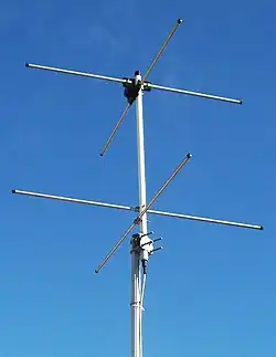 Two-element turnstile antenna for reception of weather satellite data (has circular polarization) at 137&nbsp;MHz