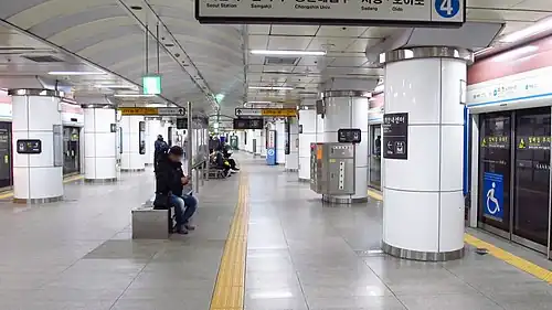 The platform at&nbsp;Hoehyeon Station&nbsp;on Seoul Subway Line 4 in Jung-gu, Seoul