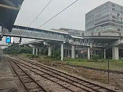 Pedestrian bridge connecting platforms and the BRT station