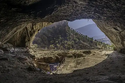 Image 31Inside the Shanidar Cave where the remains of eight adults and two infant Neanderthals, dating from around 65,000–35,000 years ago were found. (from History of Iraq)