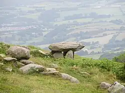 Siambr gladdu Oes y Cerrig, dolmen, c. 3000 BC.[31]