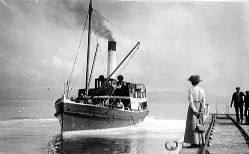 Steamship arriving at the Snug jetty, c. 1910s. From the Crowther Collection, Libraries Tasmania.