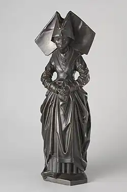 Mourner from the mid 15th-century Tomb of Isabella of Bourbon wearing a truncated linen hennin.[12]