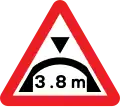 Warning of maximum headroom of arch bridge directly ahead (metric)