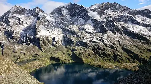 The Wangenitzsee, and behind it, Hoher Perschitzkopf&nbsp;[de], Kruckelkopf&nbsp;[de] and Petzeck (from the left); in the middle, the Wangenitzsee Hut; and to the left, the Kreuzsee.