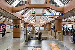 Line 7 west concourse