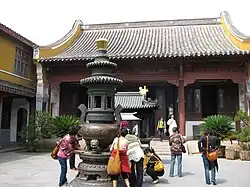 Xifang Jingyuan is next to Guanyin Leaps on Mount Putuo. The temple houses a memorial hall commemorating Egaku.