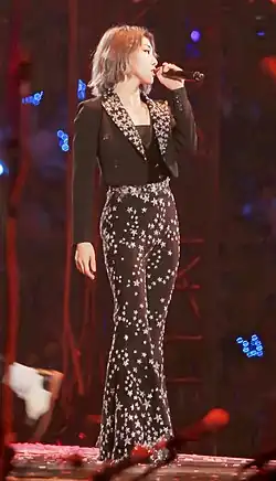 The picture is when Yamy was performing the song "Call Me", which is originated by herself, at the "2019 Rocket Girls 101 Flying Concert -FLOWER · Guangzhou Station" at Guangzhou Baoneng International Sports Arena on March 30, 2019.