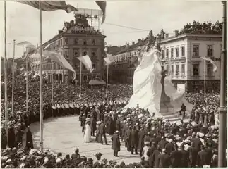 Reveal of a grand statue of him in Gothenburg, 1904